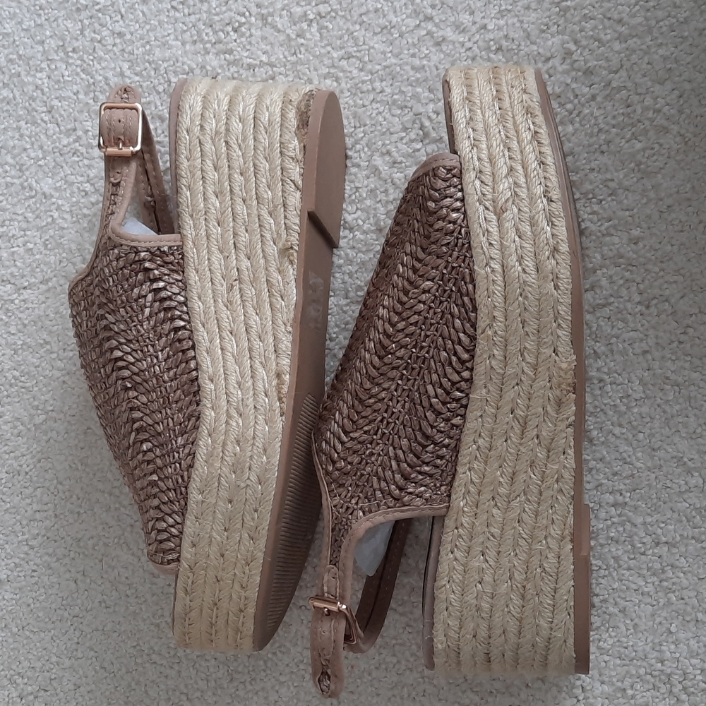31. NWOT. Steven by Steve Madden open toe platform sandals